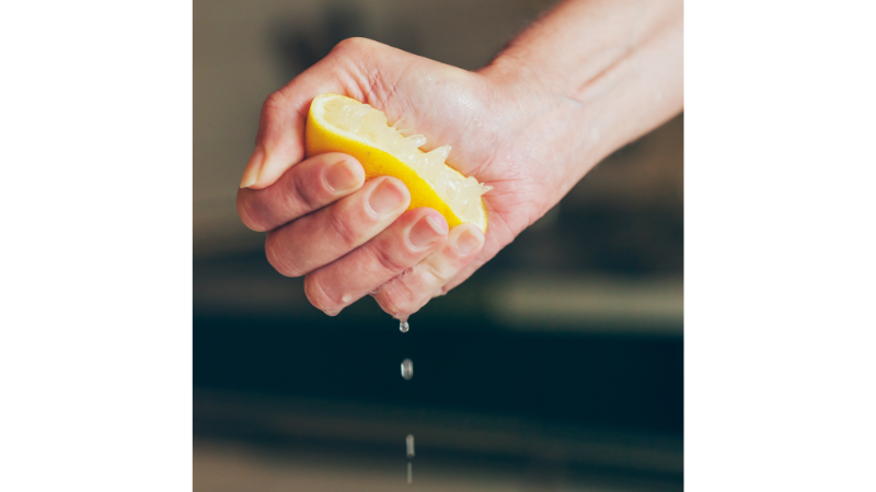 Mix lemon juice with warm water photo